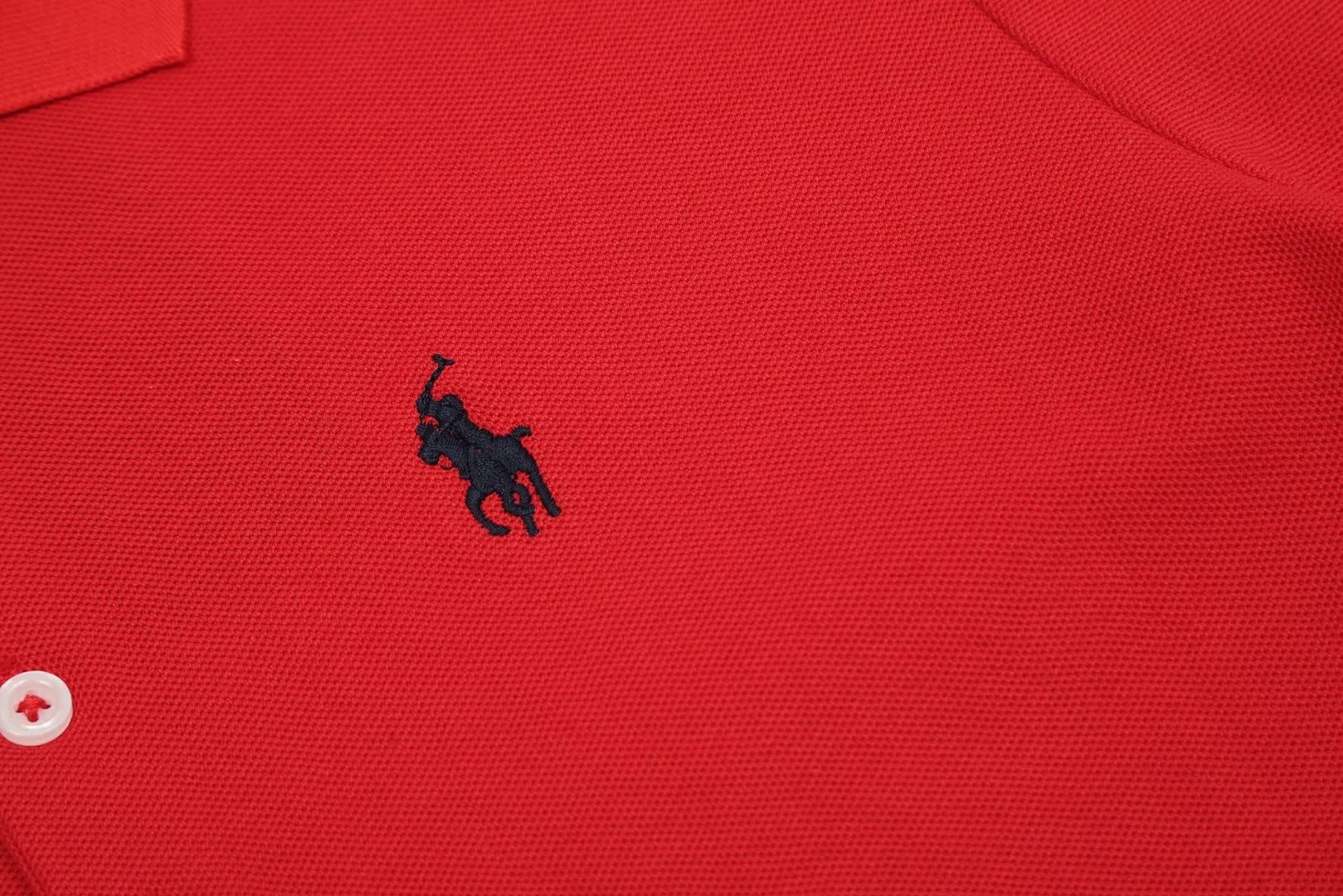 🅿️152 "Top quality" Style number: DS004# (not off the shelves all year round) [Ralph Lauren classic pony embroidered lapels women's slim fit POLO short sleeves] ✅Ralph Lauren Ralph Lauren classic basic women's all-match slim fit POLO short sleeves ✅Main supplier platform live broadcast Wholesale entities Replenish when out of stock Not off the shelves ✅ZP quality 1:1 pattern making Scan the code to enter the GF website Z cabinet quality ✅Details and quality are the only one in Guangzhou. Imported pique fabrics focus on high-end and cost-effective. Needless to say good quality. ✅The version is restored to the original order. The maximum size can be worn up to 130 pounds. Loose, comfortable and stress-free.